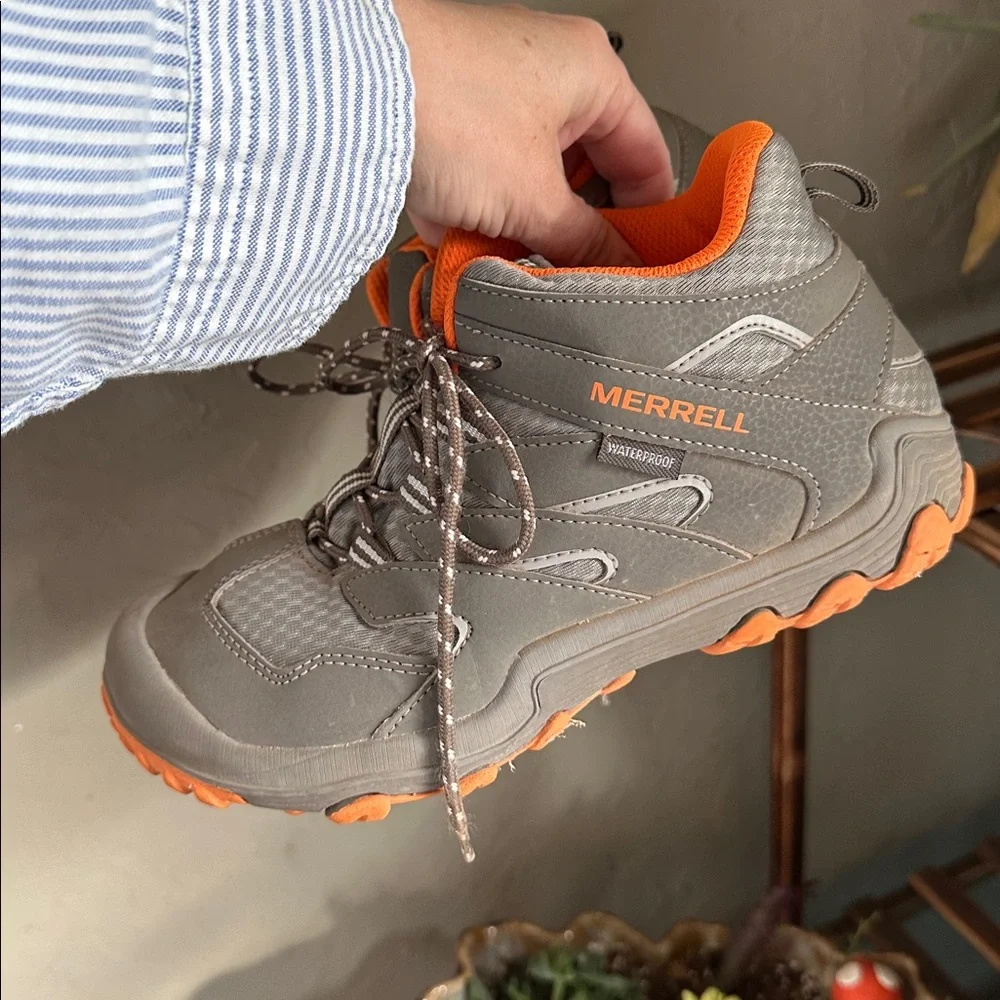 Merrell Kids' gray and Orange Boots size 3.5 lightly used‎ great condition